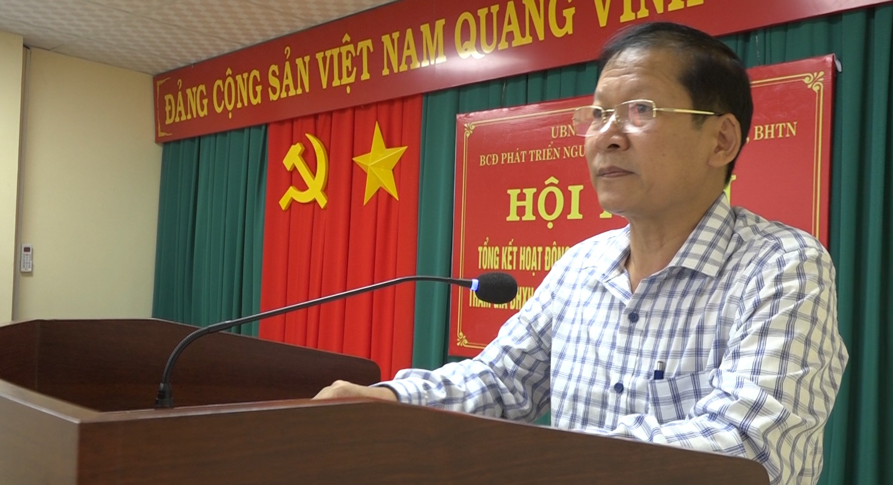 Chủ tịch UBND huyện Nguyễn Văn Nhiệm phát biểu tại hội nghị (1)